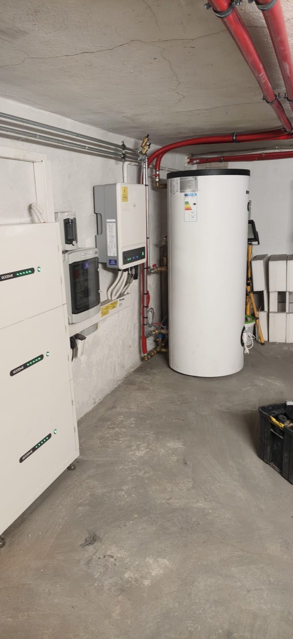 Magazyn energii i zasobnik ciepłej wody w pomieszczeniu technicznym